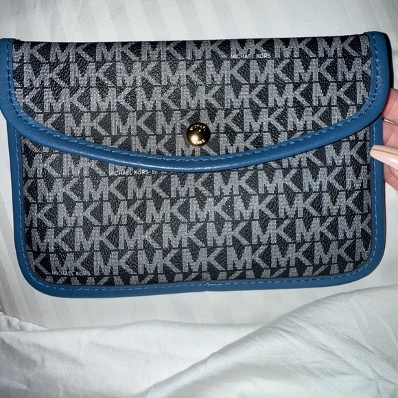 The Limited Edition Graphite/Grey Michael Kors Eva Tote with Coordinated Pouch! - Picture 14 of 15